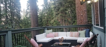 2.8 miles to Yosemite entrance! Beautiful, spacious Mtn home with 2-level decks!