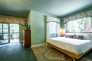 3 habitaciones, escritorio y tabla de planchar con plancha