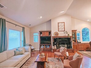 Smart TV, chimenea y libros