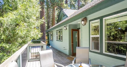 2.8 miles to Yosemite entrance! Beautiful, spacious Mtn home with 2-level decks!