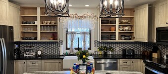 LUXURY FARMHOUSE, 2 Living spaces, Sleeps 12, PRIVATE in the mtns, 10min to town