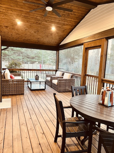 LUXURY FARMHOUSE, 2 Living spaces, Sleeps 12, PRIVATE in the mtns, 10min to town