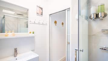 Douche, sèche-cheveux, serviettes fournies, savon