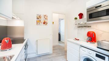 Een koelkast, een microgolfoven, een oven, een kookplaat