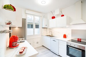 ثلاجة، ميكروويف، فرن، موقد طهي مسطح