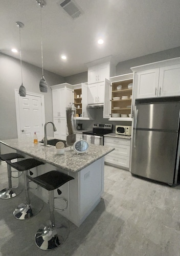 Brand new quiet house 9 min from the casino. Relax in this cozy house