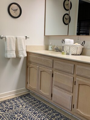 Regadera, secadora de cabello, toallas, jabón 