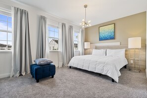 4 habitaciones, tabla de planchar con plancha, cuna de viaje y internet