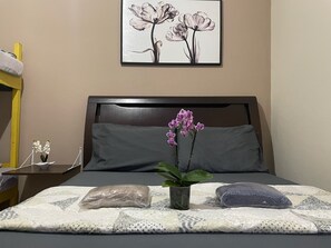 舒适四人房 | 免费 WiFi、床单