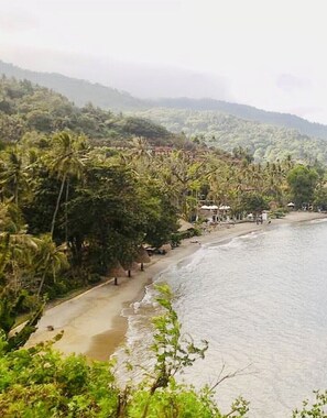 Playa en los alrededores, camastros y toallas de playa 
