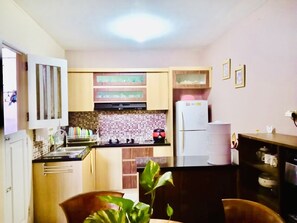 Réfrigérateur, surface de cuisson, cafetiÚre-théiÚre