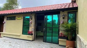 Exterior detail - Modern cabin in the middle of nature (Santandercito San Antonio del Tequendama)