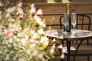 Outdoor dining - Romantic hot tub getaway moments from the sea front (Lyme Regis)