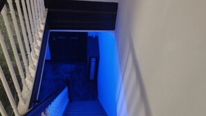 Una escalera con barandillas blancas y un rellano alfombrado.