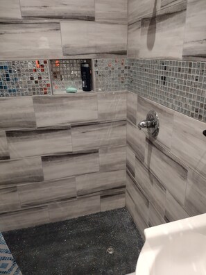 Dusche, Handtücher, Seife, Toilettenpapier