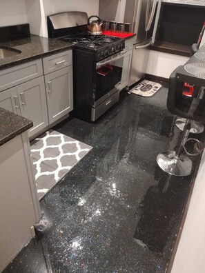 Frigorifero, microonde, forno, piano cottura