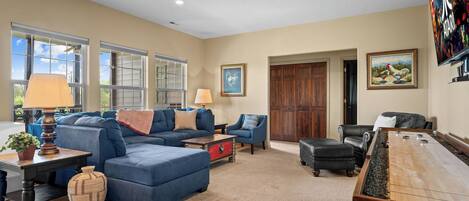 Una Smart TV, una chimenea, videojuegos, un reproductor de DVD