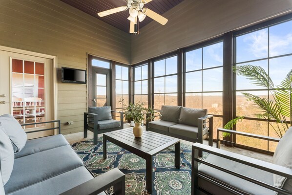 Smart TV, fireplace, video games, DVD player - Perfect for Family Reunions & Large Groups! 3 Pools - Games - Golf - Firepit! (Branson West)