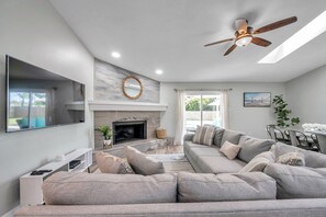 Smart TV, offices - Relaxing escape near coastal charm (Largo)