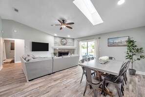 Interior - Relaxing escape near coastal charm (Largo)