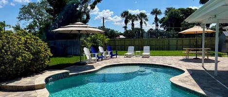 Alberca al aire libre y alberca climatizada