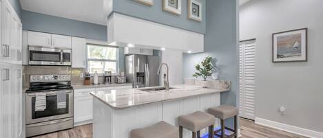 Frigorífico, microondas, horno y placa de cocina