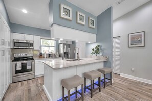 Fridge, microwave, oven, stovetop - Relaxing escape near coastal charm (Largo)