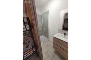 Ducha, secador de pelo, toallas, papel higiénico