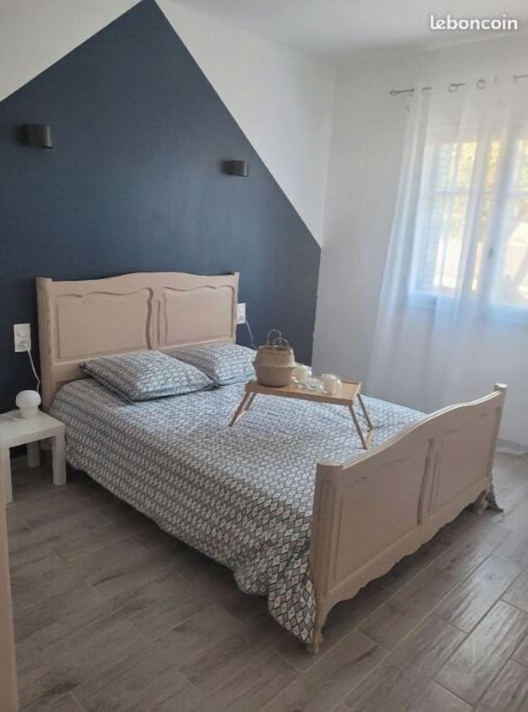 3 dormitorios, tabla de planchar con plancha, cuna de viaje