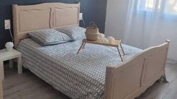 3 dormitorios, tabla de planchar con plancha, cuna de viaje