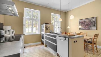 Fridge, oven, dishwasher, coffee/tea maker