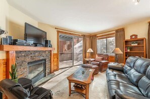 Televisión y chimenea 