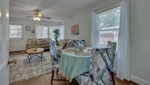 A dining area with a round table, chairs, and a ceiling fan. - Duke East Campus 2BR Buchanan (Durham)