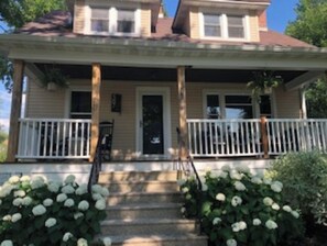 Exterior - Super cute house with views of the lake. Great walkability score! (Neenah)