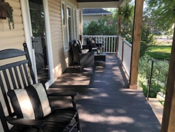 Terrace/patio - Super cute house with views of the lake. Great walkability score! (Neenah)