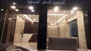Det yttre utseendet på Golden Hotel, med en fasad av marmor och en skylt på både engelska och arabiska.
