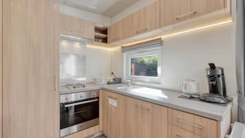 Kühlschrank, Herdplatte, Wasserkocher mit Kaffee-/Teezubehör