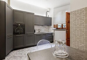 Réfrigérateur, micro-ondes, plaque de cuisson, lave-vaisselle