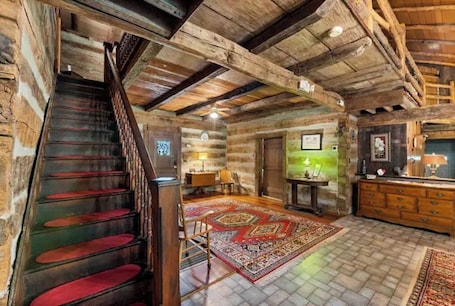 Interior. Spacious Large Cabin at Harding near I-65/Downtown Franklin