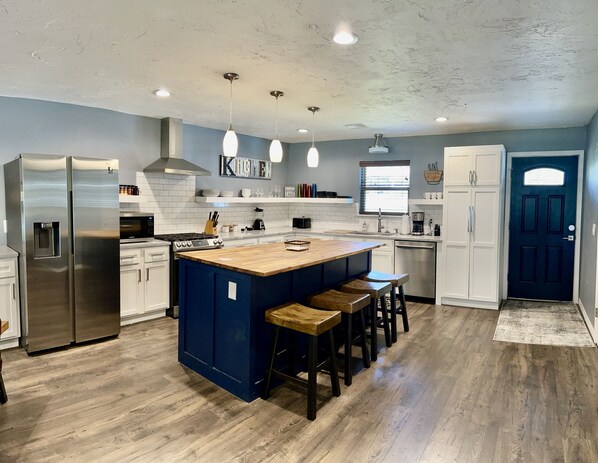 Fridge, microwave, oven, stovetop - Waterfront home on Lake Eufaula (Checotah)