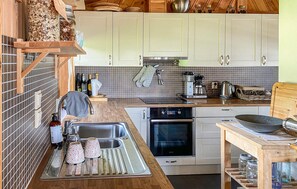 Kjøleskap, ovn, kokeplater og oppvaskmaskin