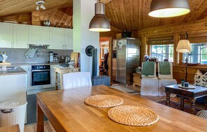 Kjøleskap, ovn, kokeplater og oppvaskmaskin