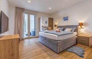 3 bedrooms, in-room safe, free WiFi, bed sheets