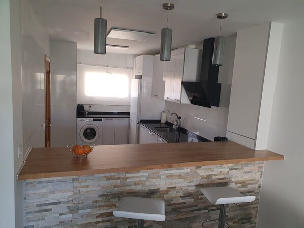 Een koelkast, een microgolfoven, een oven, een kookplaat