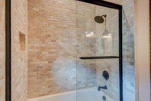 Combined shower/bathtub, hair dryer, towels - Lucky 7 at Eagles Nest: Long Range Views | Huge Deck | Firepit | Walk to Tennis! (Banner Elk)