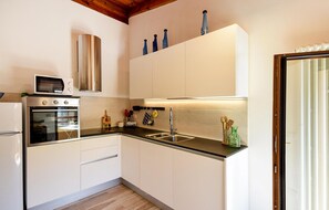 Kühlschrank, Mikrowelle, Ofen, Geschirrspüler