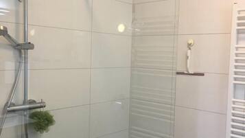 Een douche, handdoeken