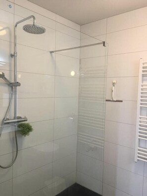 Shower, towels - Beautiful 2-bed Apartment in Leeuwarden (Leeuwarden)