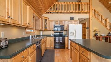 House, Multiple Beds, Hot Tub | Private kitchen | Fridge, microwave, oven, stovetop