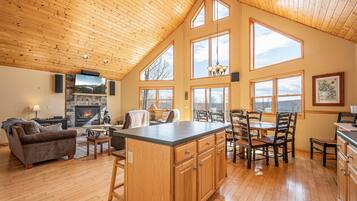House, Multiple Beds, Hot Tub | Private kitchen | Fridge, microwave, oven, stovetop